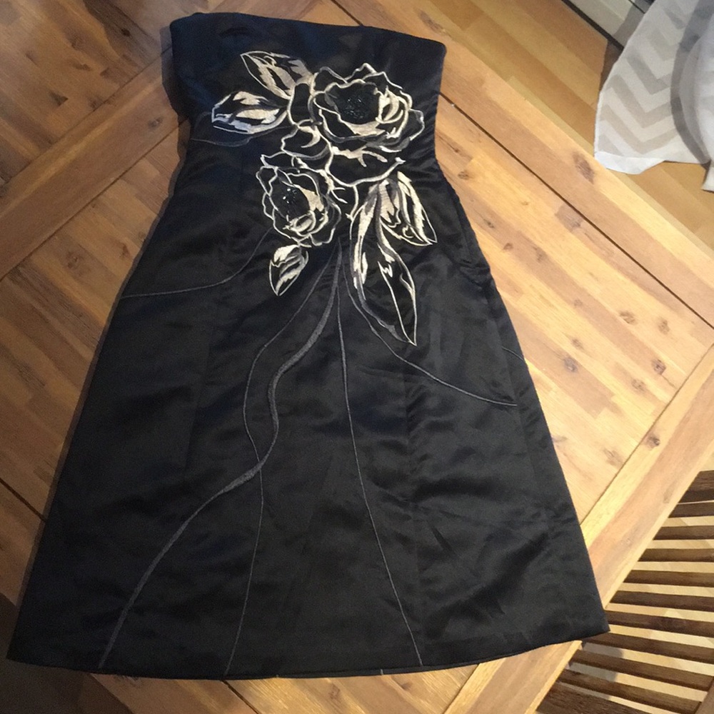 Beautiful White House black market dress